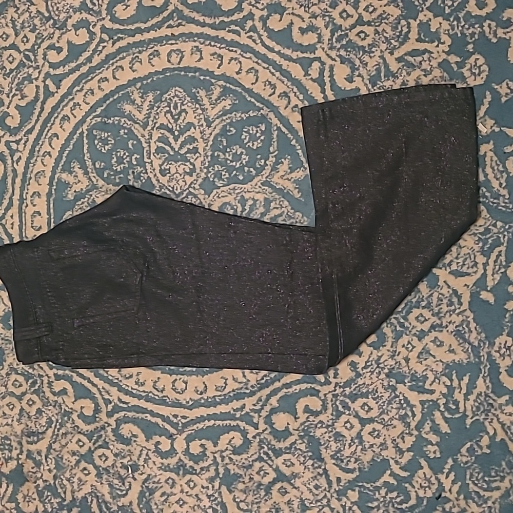 Old Navy - women low rise size 4, dark denim with metallic threading. Inseam 31.